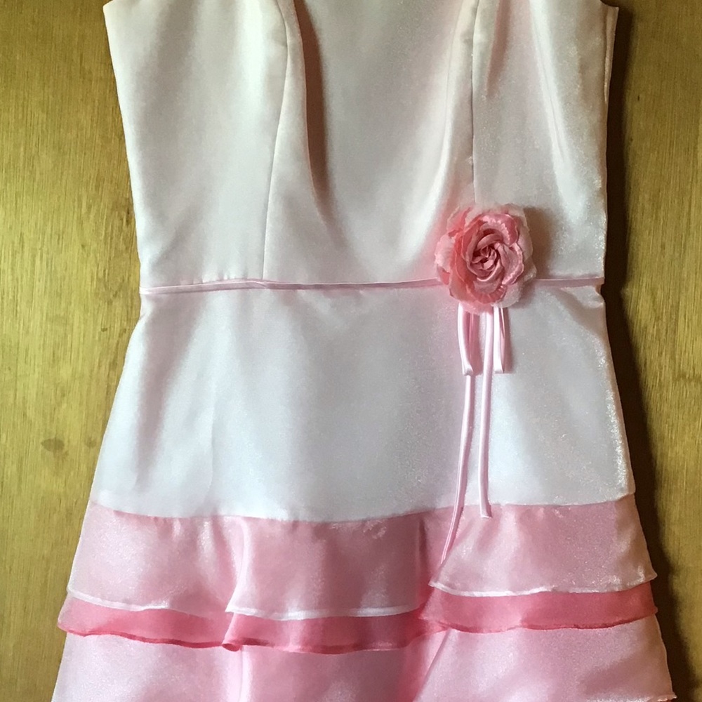 Beautiful dress for a summer event. Slimming. Airy